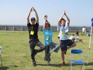 朝倉(右)、渾身の「木のポーズ」!体幹の強さが必要です。