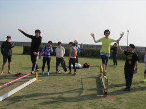 こんなものも会場に。スラックライン、ご存知ですか?むずかし楽しい!