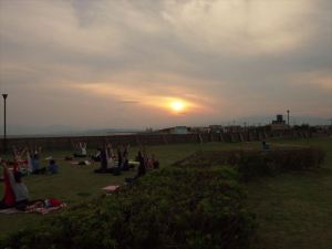 夕陽の下でやるヨガもまた格別。