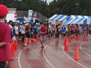 タスキを受け取り走り出す瞬間の朝倉！