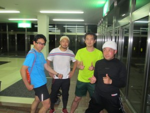 （右からＴ氏、朝倉、Ｎ氏、三宅)二人に一人が頭にタオルを巻いています☆