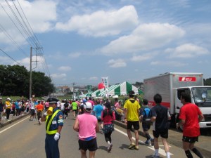 緑と白のストライプのテントが眼前に迫る！これが・・・有名な・・・