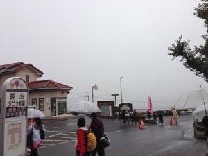 バスに並びます