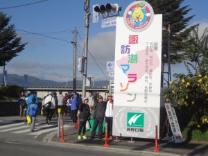 午前8時、まずは会場入り口にて、東京のラン仲間(左二人)と共に。
