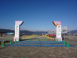 目指すべきゴールゲート。…とその後ろに広がる諏訪湖。