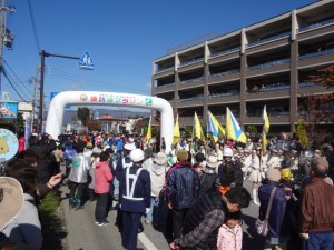 スタートゲート前。県警の音楽隊&カラーガードで盛り上げます。