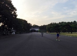 桜田門前広場。多い時は一瞬で何百人ものランナーがここを駆け抜けます。