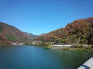 紅葉を常に近くに感じながら湖畔をぐるっと回るコースです。