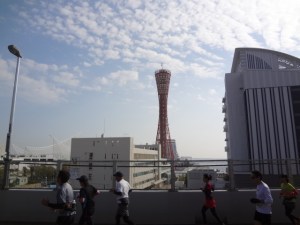 37km前後、ポートアイランドべ向かう橋の上で神戸ポートタワーをバックに。