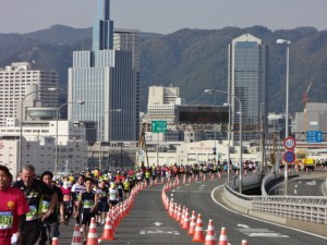 最後の端へ向かうランナーたち。